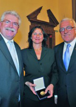 Staatsmedaille für Verdienste um die bayerische Wirtschaft bei Schlenck Elektrotechnik GmbH in Bayreuth